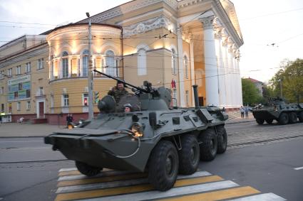 Калининград. БТР перед началом репетиции военного парада, посвященного 72-й годовщине Победы в Великой Отечественной войне.