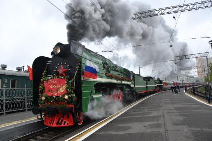 Москва.  Ретро-паровоз `Поезд Победы` на Рижском вокзале.