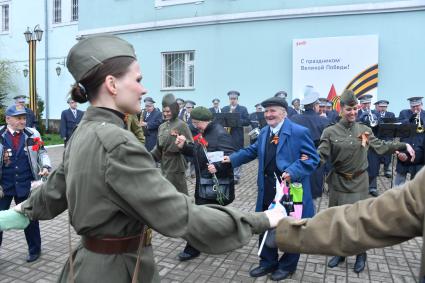 Москва. Перед отправлением ретро-паровоза `Поезд Победы` c Рижского вокзала.