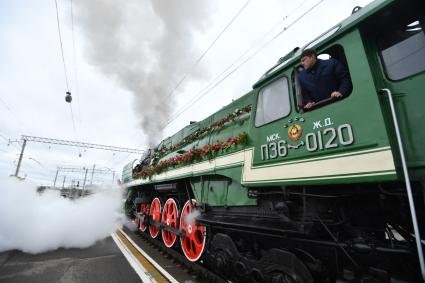 Москва.  Ретро-паровоз `Поезд Победы` на Рижском вокзале.