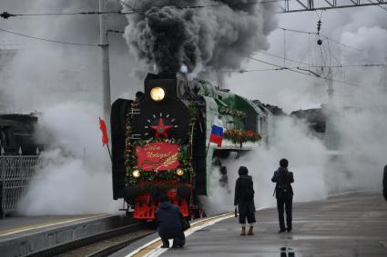 Москва.  Ретро-паровоз `Поезд Победы` на Рижском вокзале.