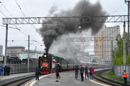 Москва.  Ретро-паровоз `Поезд Победы` на Рижском вокзале.