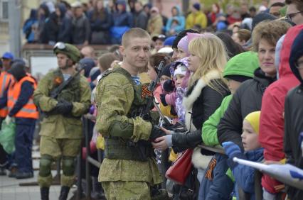 Тула.  Военнослужащий перед  военным парадом, посвященным 72-й годовщине Победы в Великой Отечественной войне.