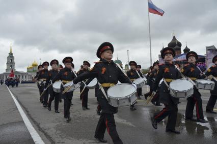 Тула.  Учащиеся  суворовского военного училища  во время военного парада, посвященного 72-й годовщине Победы в Великой Отечественной войне.