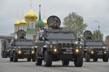 Тула. Бронеавтомобили `Рысь` во время военного парада, посвященного 72-й годовщине Победы в Великой Отечественной войне.