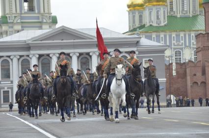 Тула.  Кавалерийский почетный эскорт Президентского полка  во время военного парада, посвященного 72-й годовщине Победы в Великой Отечественной войне.