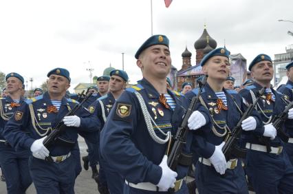 Тула.  Военнослужащие  106-й гвардейской воздушно-десантной дивизии  во время военного парада, посвященного 72-й годовщине Победы в Великой Отечественной войне.