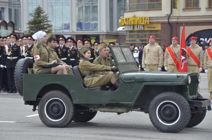 Тула. Военнослужащие во время военного парада, посвященного 72-й годовщине Победы в Великой Отечественной войне.