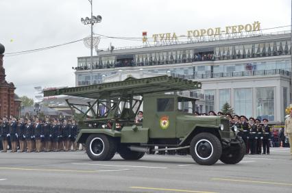 Тула.  Боевая машина БМ-13 `Катюша` во время военного парада, посвященного 72-й годовщине Победы в Великой Отечественной войне.