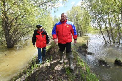 Тюменская область, Ишим. Глава МЧС России Владимир Пучков во время осмотра подтопленных территорй.