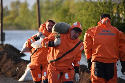 Тюменская область, Абатский район, Боково.   Сотрудники МЧС России проводят работы по укреплению дамбы.