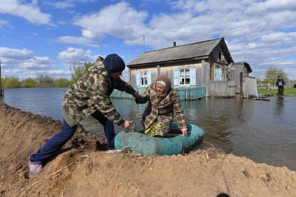 Тюменская область, Абатский район, Боково.  Эвакуация жителей из домов, пострадавших в результате паводка.