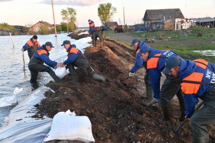 Тюменская область, Абатский район, Боково. Сотрудники МЧС России проводят работы по укреплению дамбы вокруг деревни, оказавшейся отрезанной от большой земли в резултате паводка.
