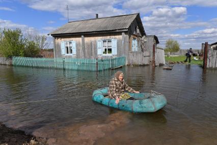 Тюменская область, Абатский район, Боково.  Эвакуация жителей из домов, пострадавших в результате паводка.