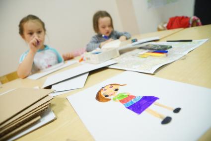 Екатеринбург. Дети рисуют во время международной акции \'Ночь музеев 2017\'