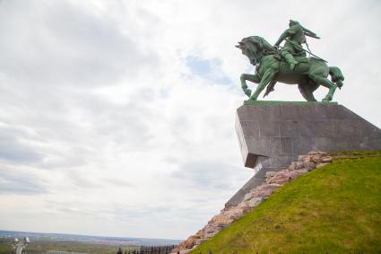 Уфа.  Вид на памятник национальному герою Башкортостана Салавату Юлаеву в одноименном сквере.