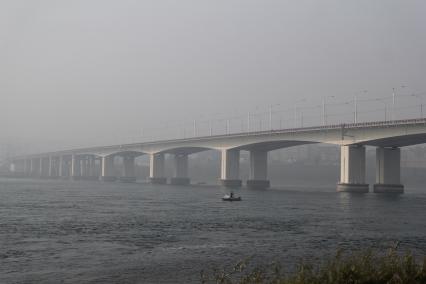 Иркутск. Академический мост через реку Ангару.