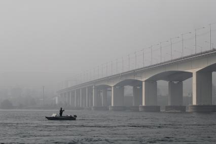 Иркутск.  Рыбак  у Академического моста на реке Ангаре.