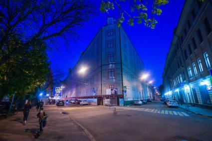 Москва . Аварийный дом на углу Лучникова переулка и Большого Златоустинского переулка.