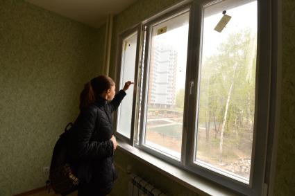Москва. Корреспондент ИД `Комсомольская правда` Светлана Волкова (Олифирова) осматривает одну из квартир жилого дома на улице Бескудниковский бульвар 13, в который будут переселять жителей из хрущевок по программе реновации.