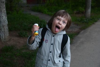Нижний Новгород. Мальчик показывает язык.