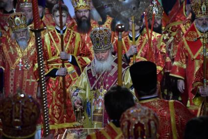 Москва. Патриарх Московский и всея Руси Кирилл во время встречи  ковчега с мощами  святителя Николая Чудотворца в храме Христа Спасителя.