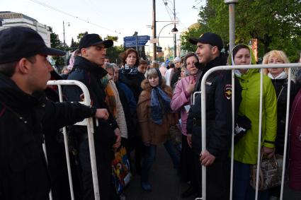 Москва. Верующие в очереди в Храм  Христа Спасителя, где находится ковчег с мощами святителя Николая Чудотворца.