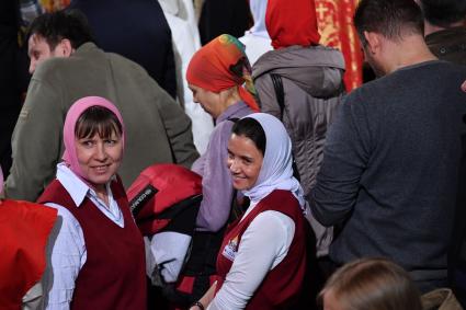 Москва. Верующие в очереди в Храме Христа Спасителя, где находится ковчег с мощами святителя Николая Чудотворца.