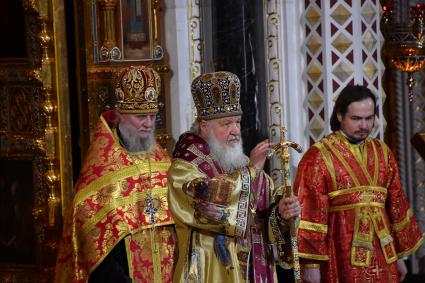 Москва. Патриарх Московский и всея Руси Кирилл во время богослужения в храме ХристаСпасителя, где находится ковчег с мощами святителя Николая Чудотворца.