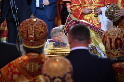 Москва. Патриарх Московский и всея Руси Кирилл у ковчега с частицей мощей святителя Николая Чудотворца в Храме Христа Спасителя.