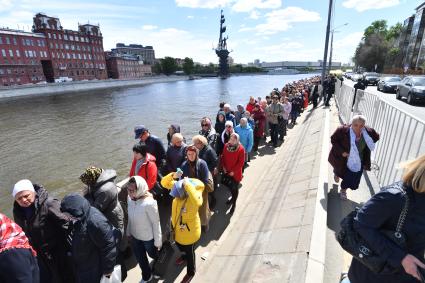 Москва. Верующие стоят в очереди на Пречистенской набережной к храму Христа Спасителя, где находится ковчег с мощами святителя Николая Чудотворца.