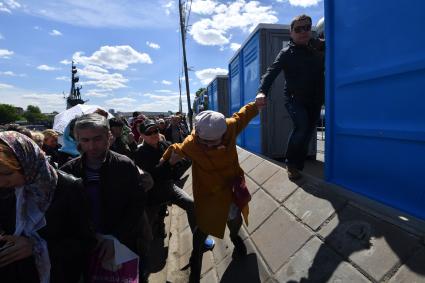 Москва. Очередь на Пречистенской набережной к храму Христа Спасителя, где находится ковчег с мощами святителя Николая Чудотворца.