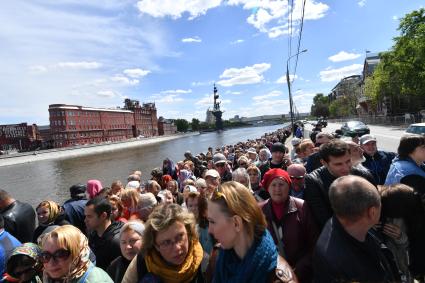 Москва. Верующие стоят в очереди на Пречистенской набережной к храму Христа Спасителя, где находится ковчег с мощами святителя Николая Чудотворца.