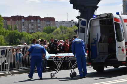 Москва. Оказание помощи женщине, стоявшей в очереди  на Пречистенской набережной к храму Христа Спасителя, где находится ковчег с мощами святителя Николая Чудотворца.