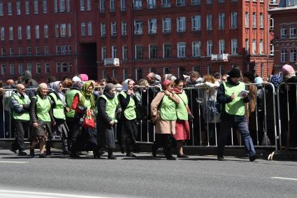 Москва. Верующие стоят в очереди на Пречистенской набережной к храму Христа Спасителя, где находится ковчег с мощами святителя Николая Чудотворца.