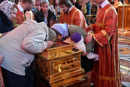 Москва. Верующие у ковчега с частицей мощей святителя Николая Чудотворца в Храме Христа Спасителя.