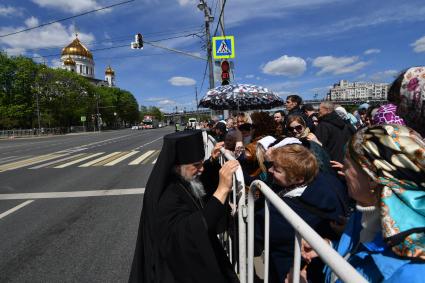 Москва. Верующие стоят в очереди на Пречистенской набережной к храму Христа Спасителя, где находится ковчег с мощами святителя Николая Чудотворца.