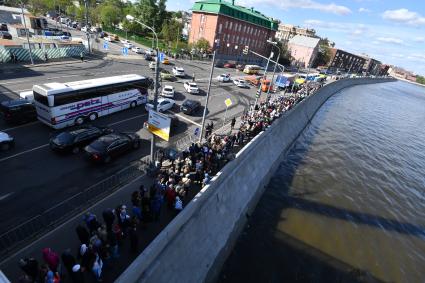 Москва. Верующие стоят в очереди на Пречистенской набережной к храму Христа Спасителя, где находится ковчег с мощами святителя Николая Чудотворца.