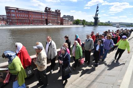 Москва. Верующие стоят в очереди на Пречистенской набережной к храму Христа Спасителя, где находится ковчег с мощами святителя Николая Чудотворца.