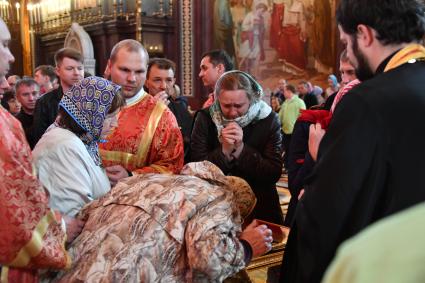 Москва. Верующие у ковчега с частицей мощей святителя Николая Чудотворца в Храме Христа Спасителя.