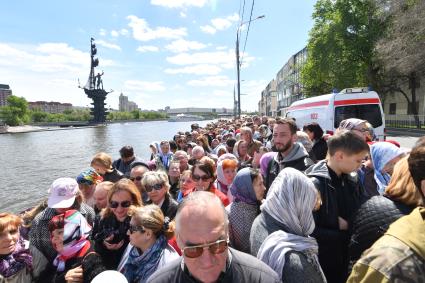 Москва. Верующие стоят в очереди на Пречистенской набережной к храму Христа Спасителя, где находится ковчег с мощами святителя Николая Чудотворца.