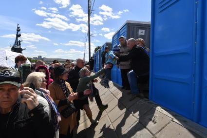 Москва. Очередь на Пречистенской набережной к храму Христа Спасителя, где находится ковчег с мощами святителя Николая Чудотворца.