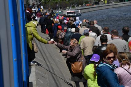 Москва. Верующие стоят в очереди на Пречистенской набережной к храму Христа Спасителя, где находится ковчег с мощами святителя Николая Чудотворца.