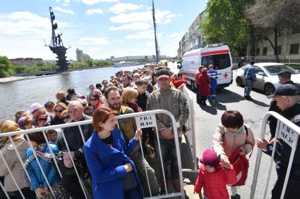 Москва. Верующие стоят в очереди на Пречистенской набережной к храму Христа Спасителя, где находится ковчег с мощами святителя Николая Чудотворца.