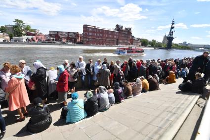 Москва. Верующие стоят в очереди на Пречистенской набережной к храму Христа Спасителя, где находится ковчег с мощами святителя Николая Чудотворца.