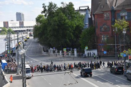 Москва. Верующие стоят в очереди на Пречистенской набережной к храму Христа Спасителя, где находится ковчег с мощами святителя Николая Чудотворца.