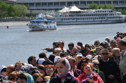 Москва. Верующие стоят в очереди на Пречистенской набережной к храму Христа Спасителя, где находится ковчег с мощами святителя Николая Чудотворца.