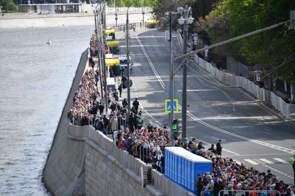 Москва. Верующие стоят в очереди на Пречистенской набережной к храму Христа Спасителя, где находится ковчег с мощами святителя Николая Чудотворца.