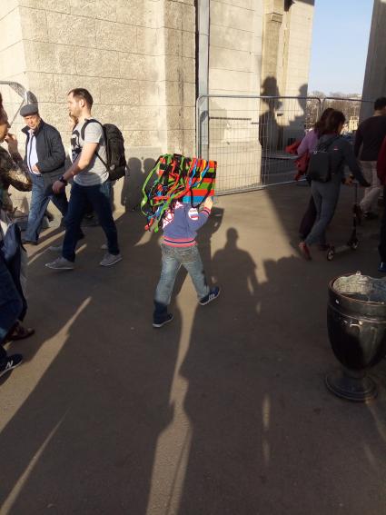 Москва. Мальчик с коробкой на голове на одной из улиц города.