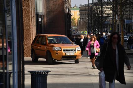 Москва. Автомобиль на тротуаре на Тверской улице.